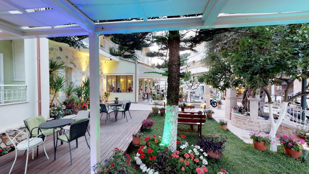 Hotel Maistrali garden.jpg