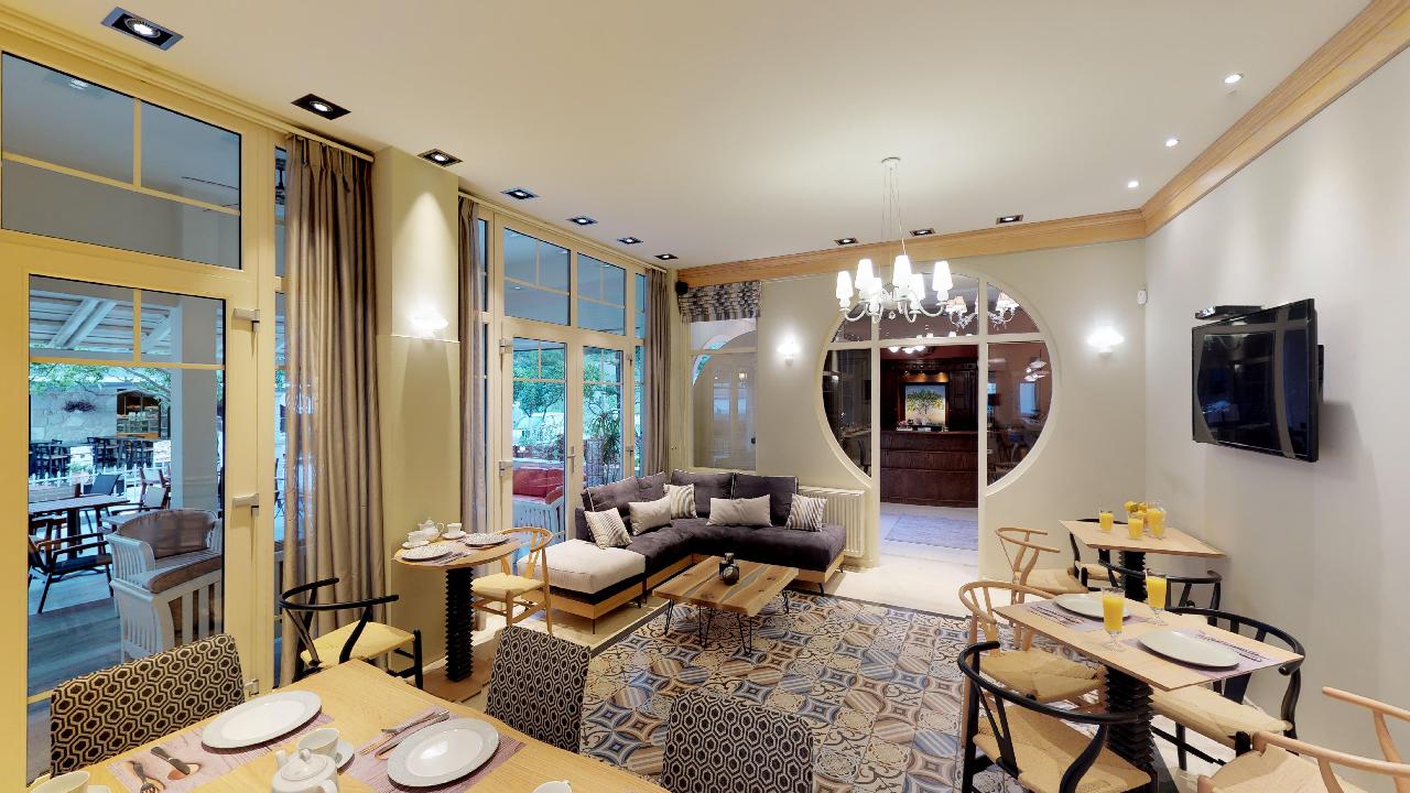 Hotel Maistrali lobby.jpg