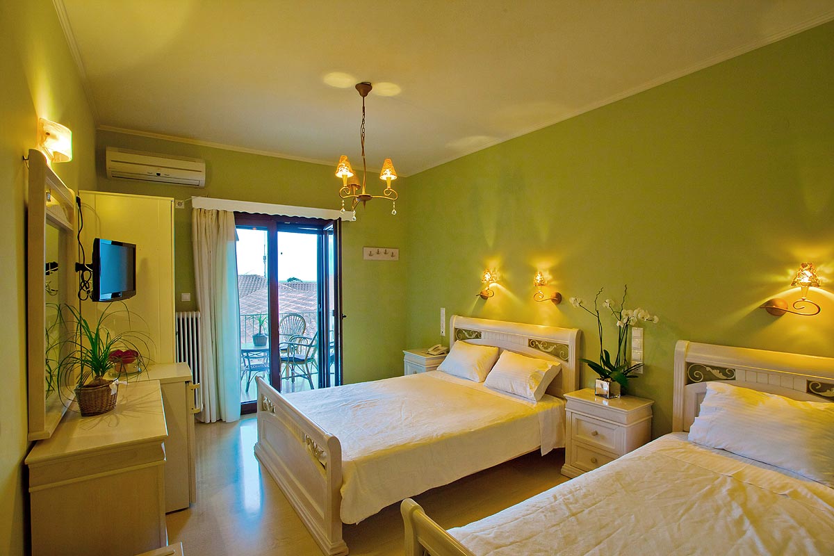 Hotel Maistrali triple room 1.jpg