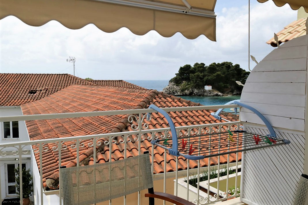 Hotel Maistrali triple room balcony.jpg