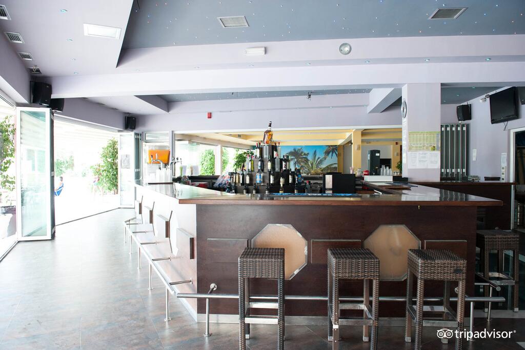Hotel Majestic Spa bar 1.jpg
