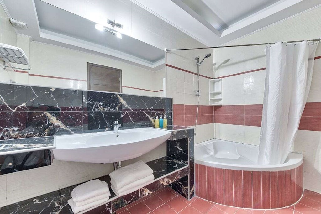 Hotel Majestic Spa bathroom.jpg