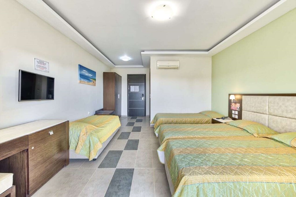 Hotel Majestic quadruple room 1.jpg