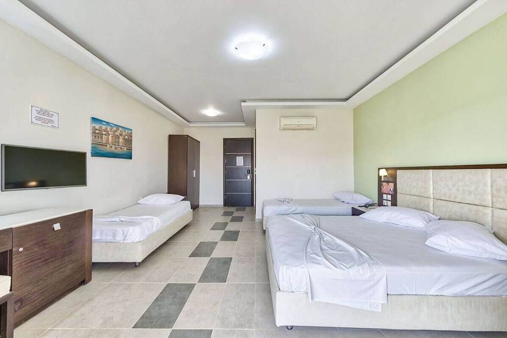 Hotel Majestic quadruple room 2.jpg
