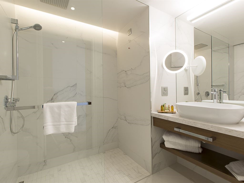 Hotel Macedonia Palace bathroom 1.jpeg