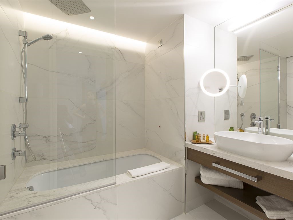 Hotel Macedonia Palace bathroom.jpeg