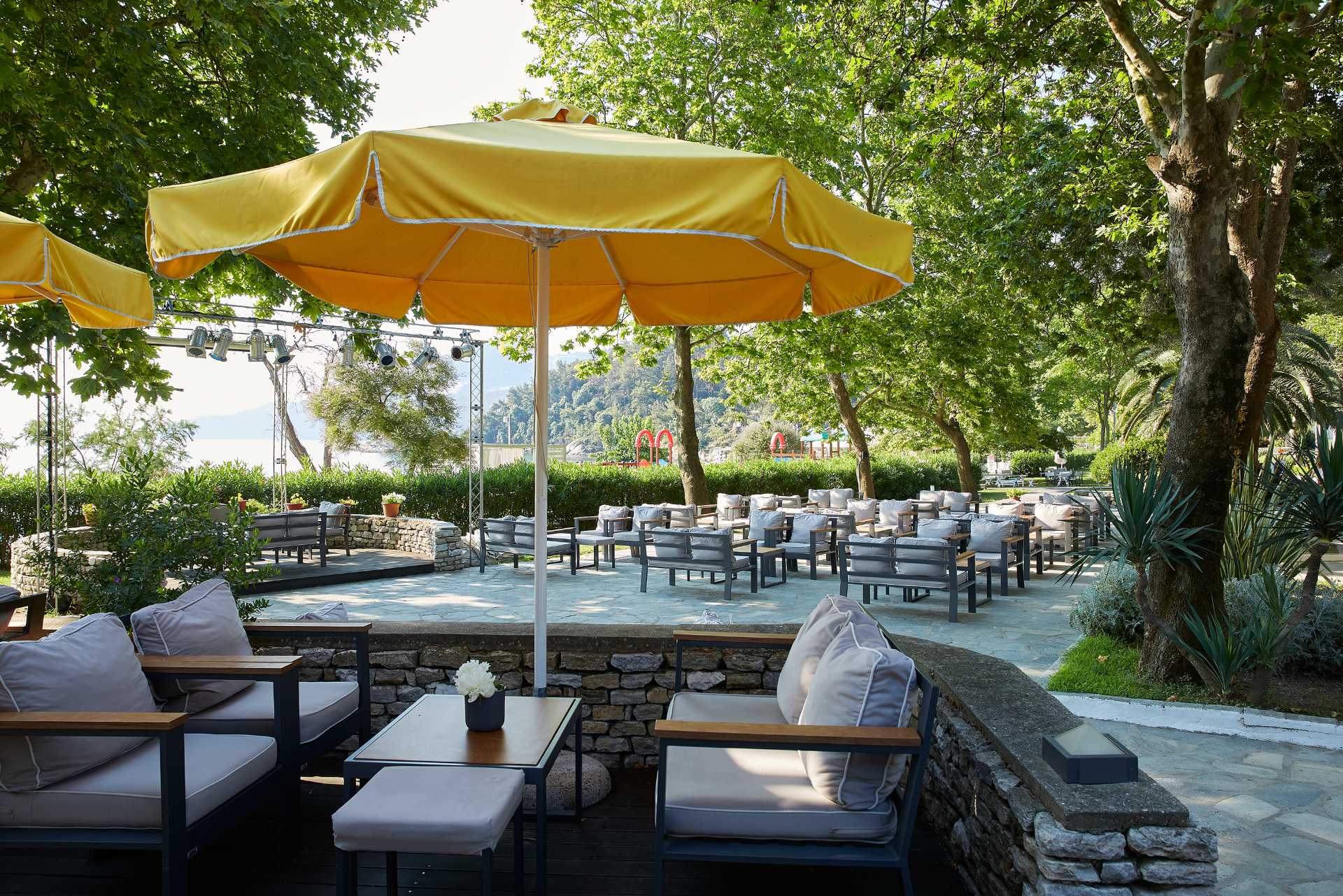 Makryammos Bungalow Hotel bar u basti.jpg