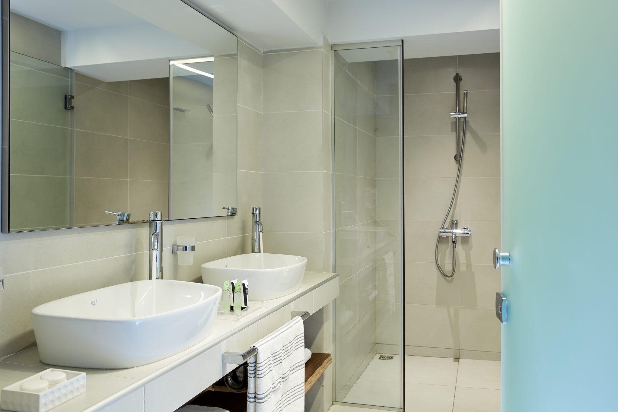 Makryammos Bungalows Hotel Superior Family Suite bathroom.jpg