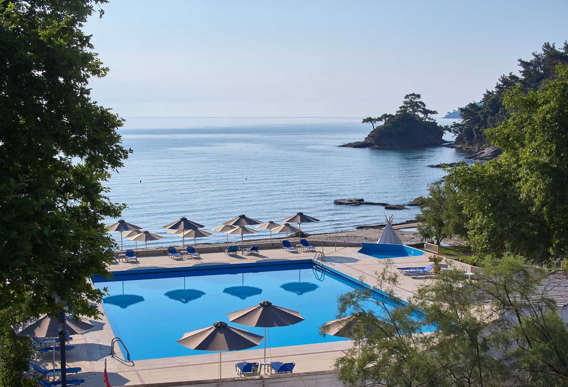 Makryammos Bungalows Hotel bazen.jpg