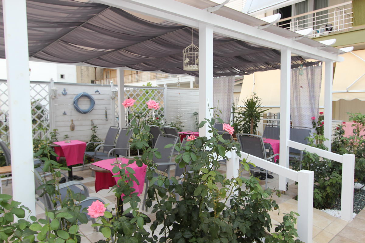 Mallas hotel bar pored bazena.jpg