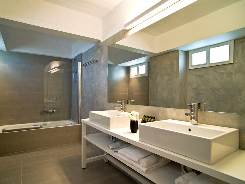 Hotel Marathon Beach bathroom 1.jpg