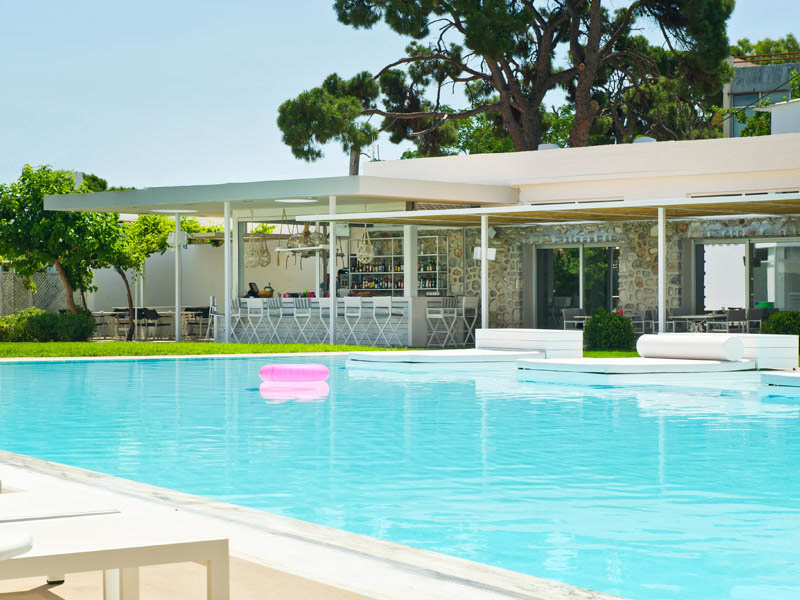 Hotel Marathon Beach pool bar.jpg