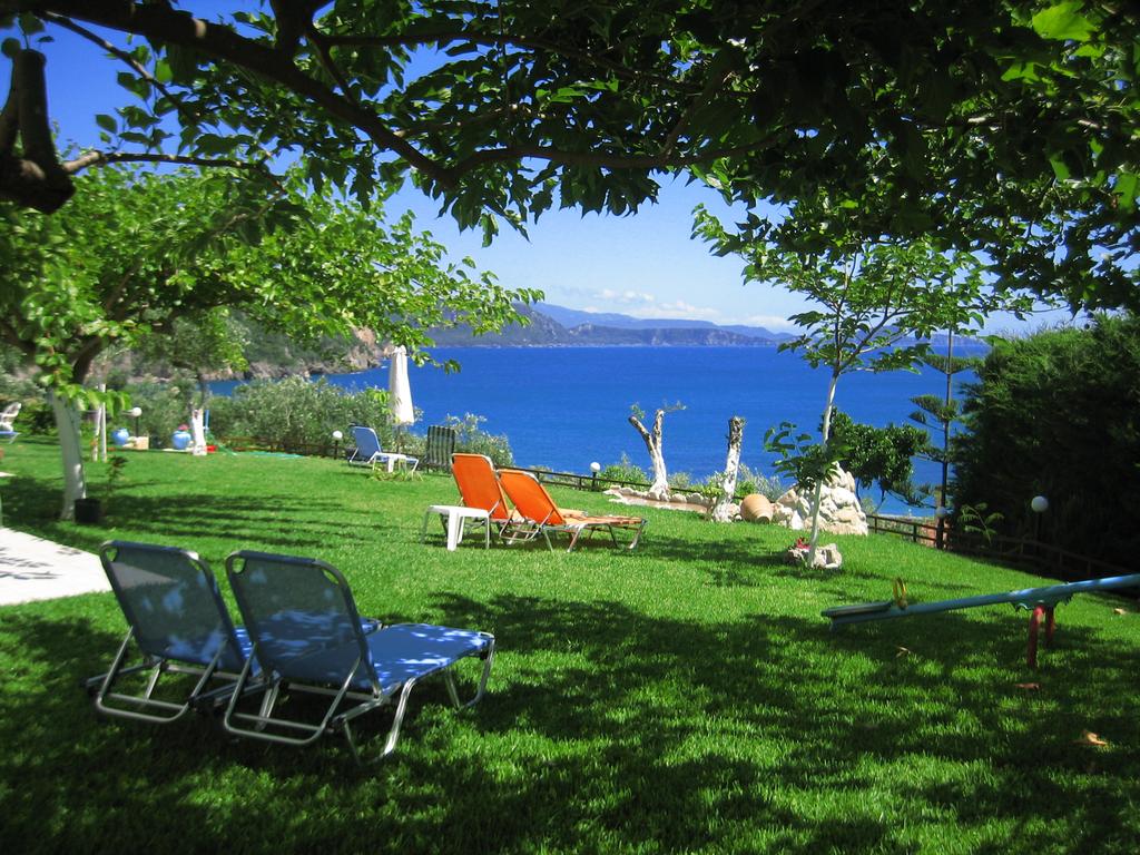 Hotel Mare Blue garden.jpg