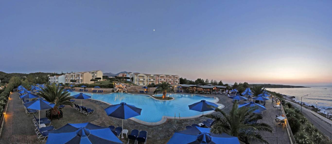 Mareblue beach resort hotel bazen i plaža.jpg