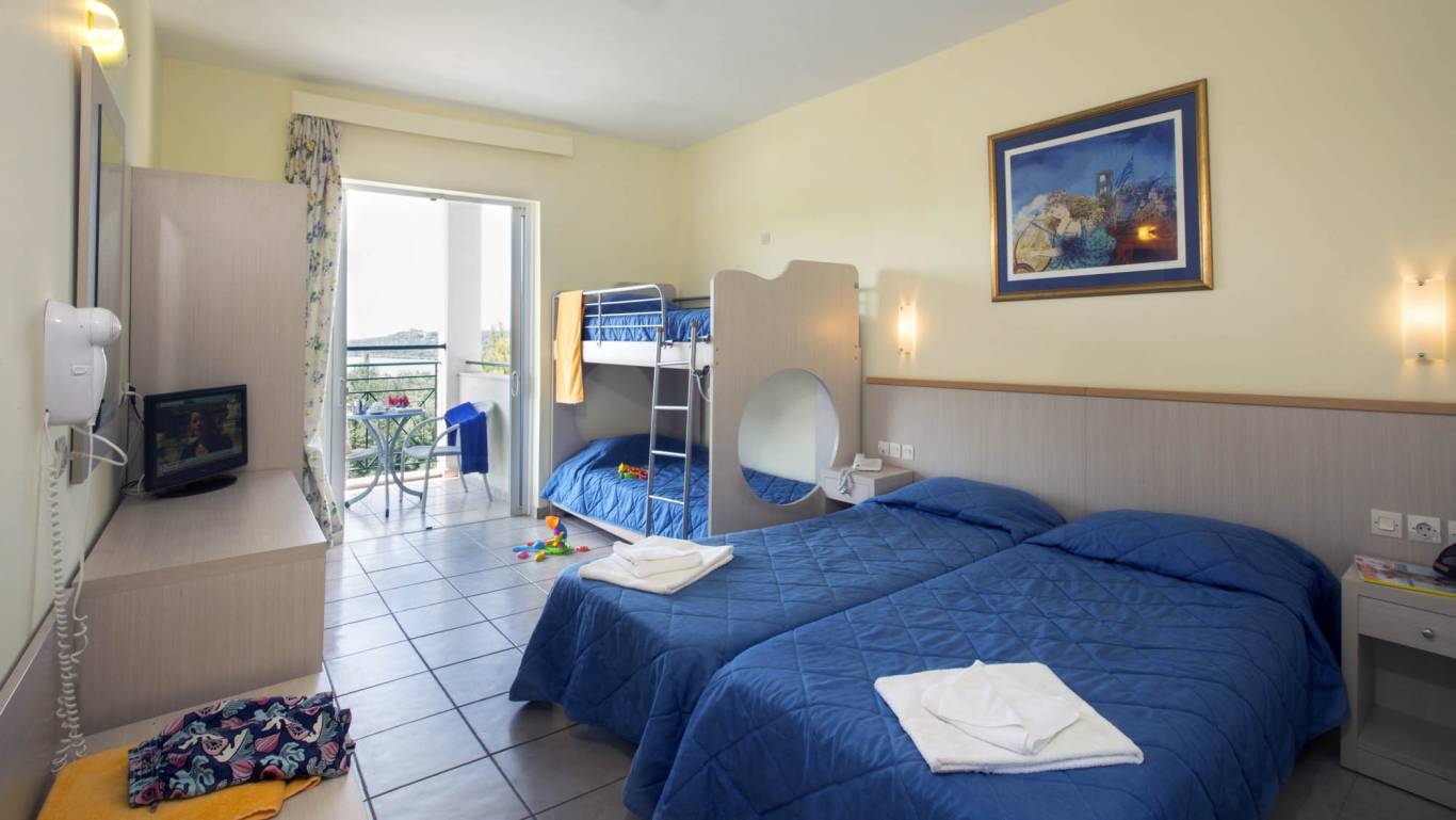 Mareblue beach resort hotel family soba.jpg
