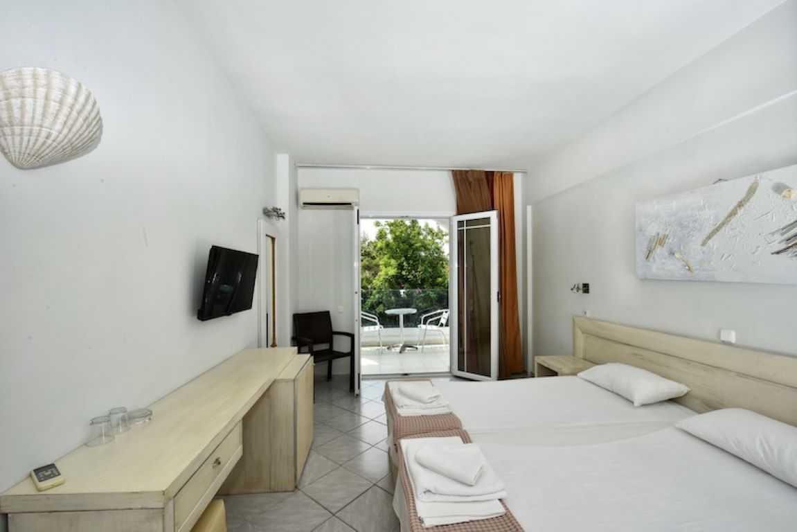 Al Mare Hotel-Standardna soba pogled bašta.jpg