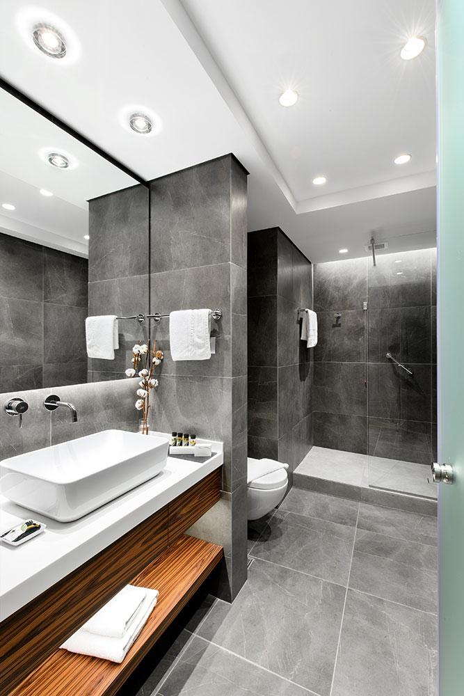 Hotel Mediterranean Palace bathroom.jpg