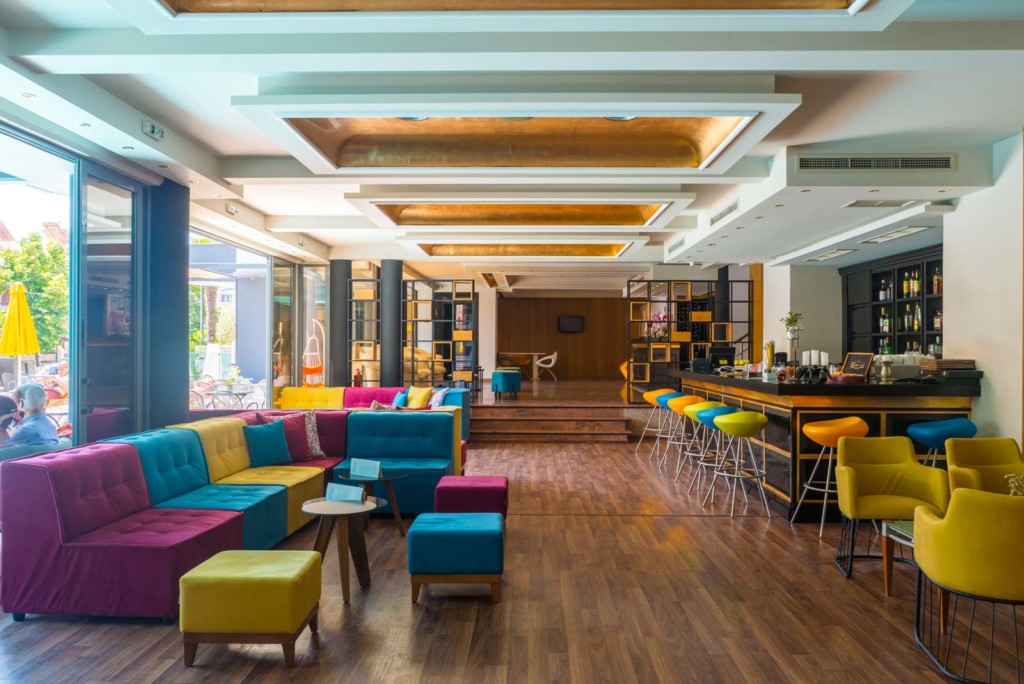 Mediterranean resort hotel glavni bar.jpg