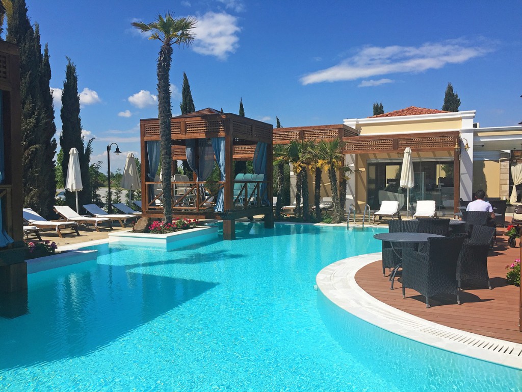 Mediterranean village hotel bar na bazenu .jpg