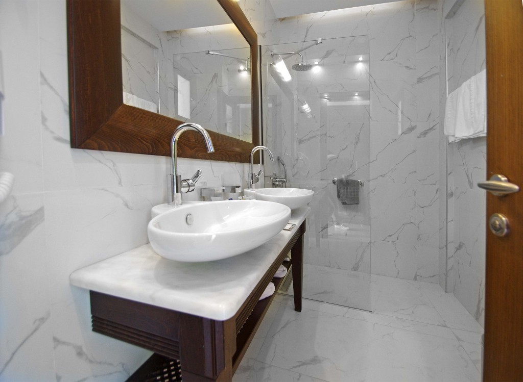 Mediterranean village hotel standard soba direktan izlaz na bazen kupatilo.jpg