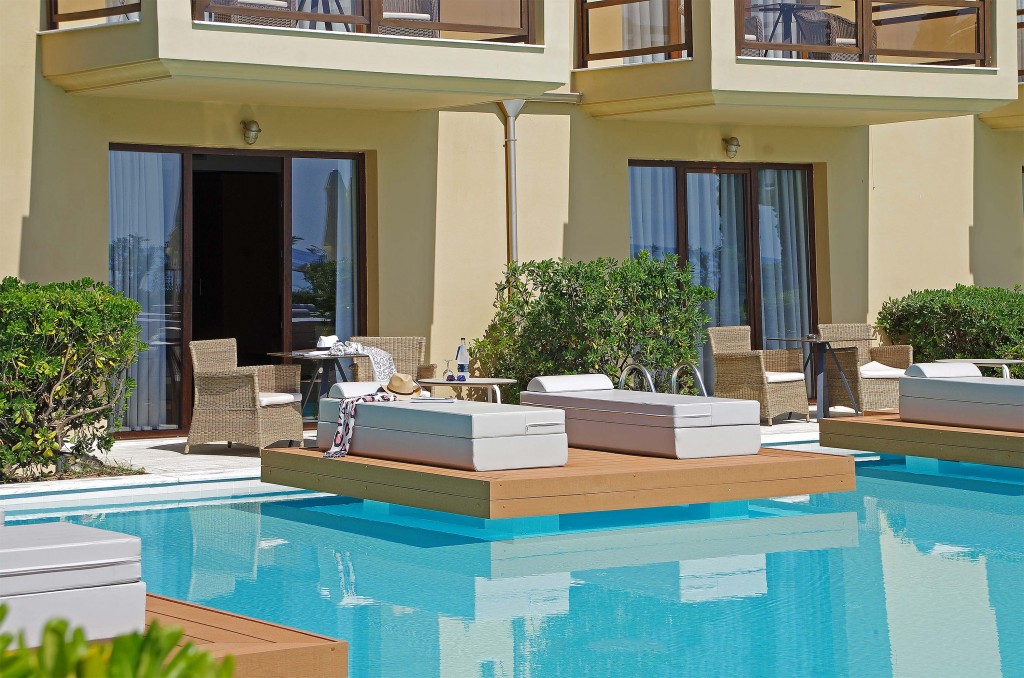 Mediterranean village hotel standard soba direktan izlaz na bazen terasa.jpg