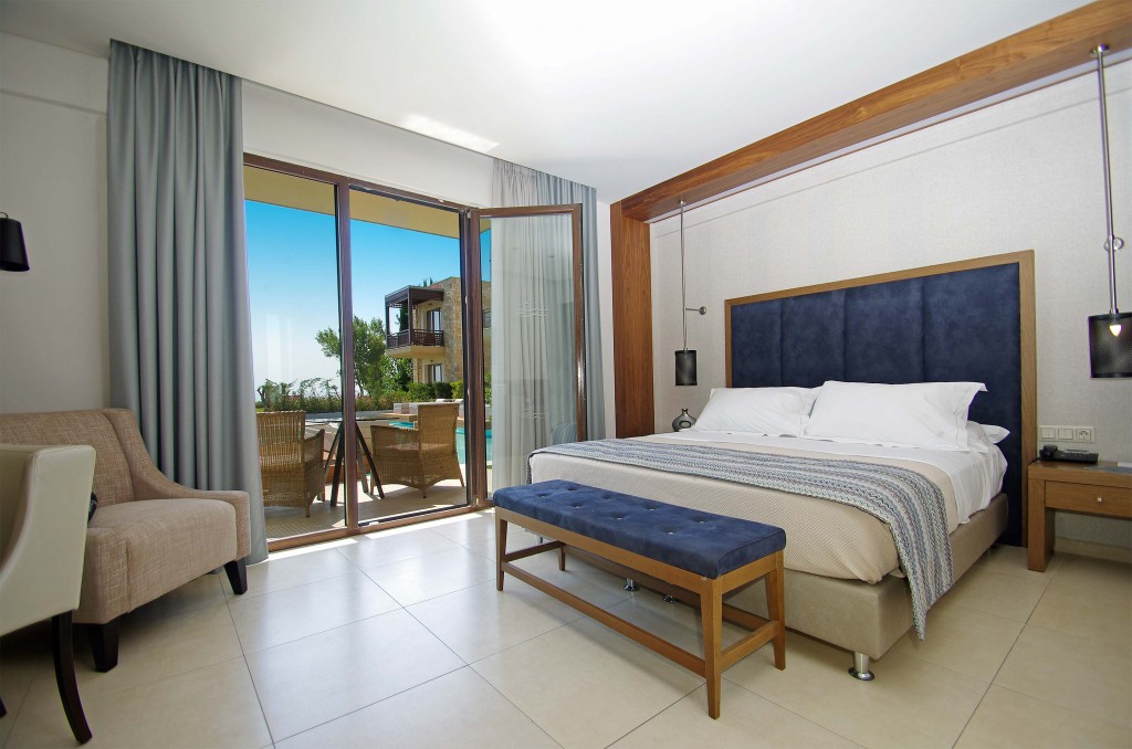Mediterranean village hotel standard soba direktan izlaz na bazen.jpg