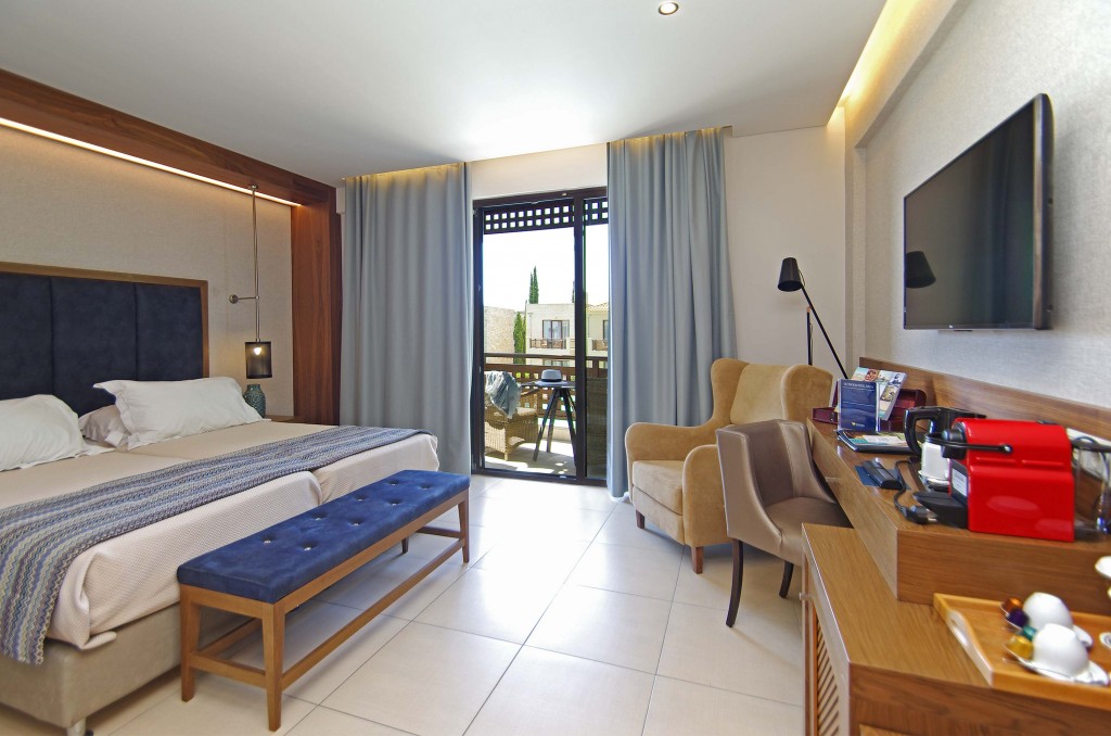 Mediterranean village hotel standard soba sa pogledom na bazen .jpg
