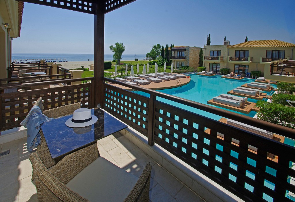 Mediterranean village hotel standard soba sa pogledom na bazen terasa .jpg
