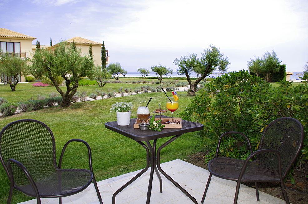 Mediterranean village hotel standard soba terasa.jpg