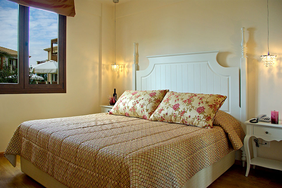 Mediterranean village hotel suite spavaća soba.jpg