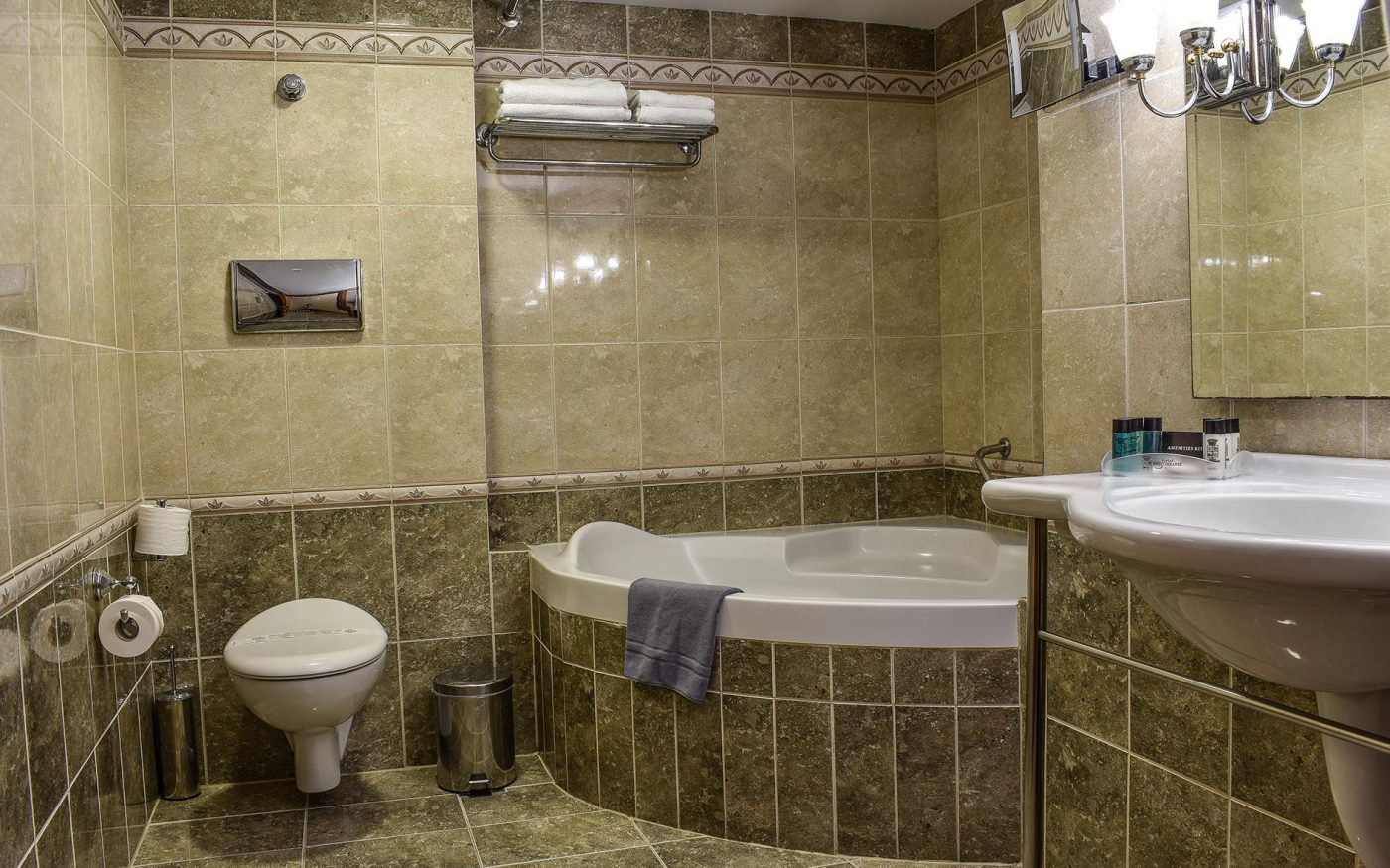 Hotel Mediterranee bathroom 1.jpg
