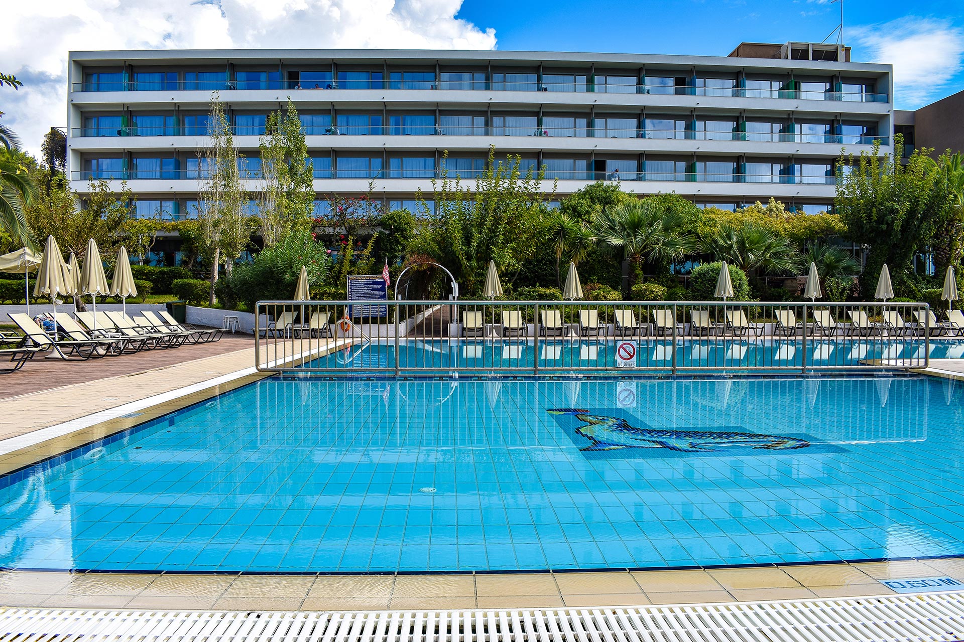 Hotel Mediterranee pool 2.jpg