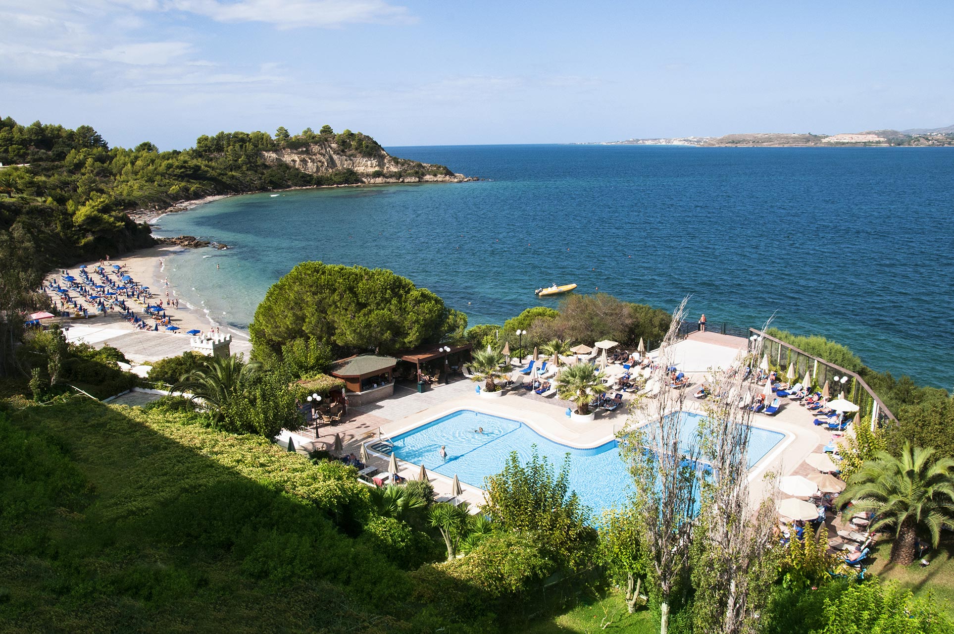 Hotel Mediterranee pool.jpg