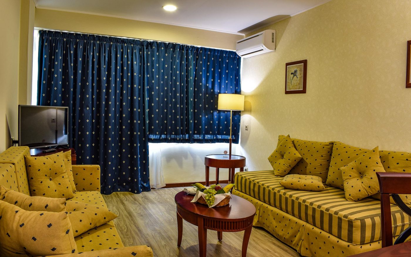 Hotel Mediterranee suite 2.jpg