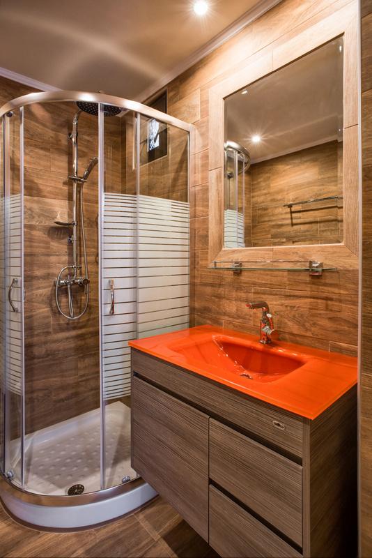 Mega Ammos hotel standard soba u bungalovu kupatilo.jpg