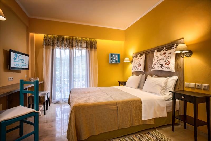 Mega Ammos hotel standard soba u bungalovu.jpg