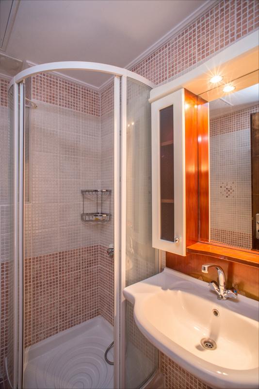Mega Ammos hotel standard soba u glavnoj zgradi kupatilo.jpg