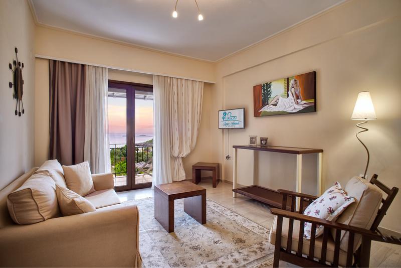 Mega Ammos hotel suite u glavnoj zgradi dnevni boravak.jpg