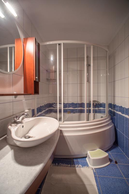 Mega Ammos hotel suite u glavnoj zgradi kupatilo .jpg
