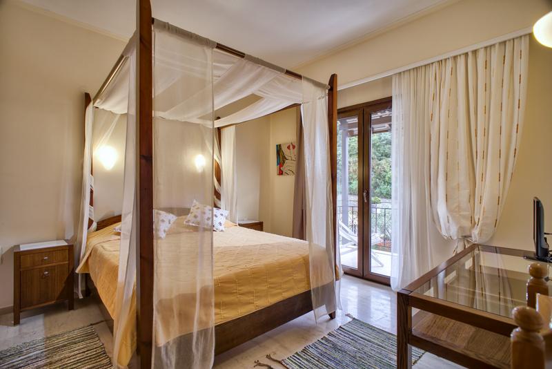Mega Ammos hotel suite u glavnoj zgradi spavaća soba.jpg