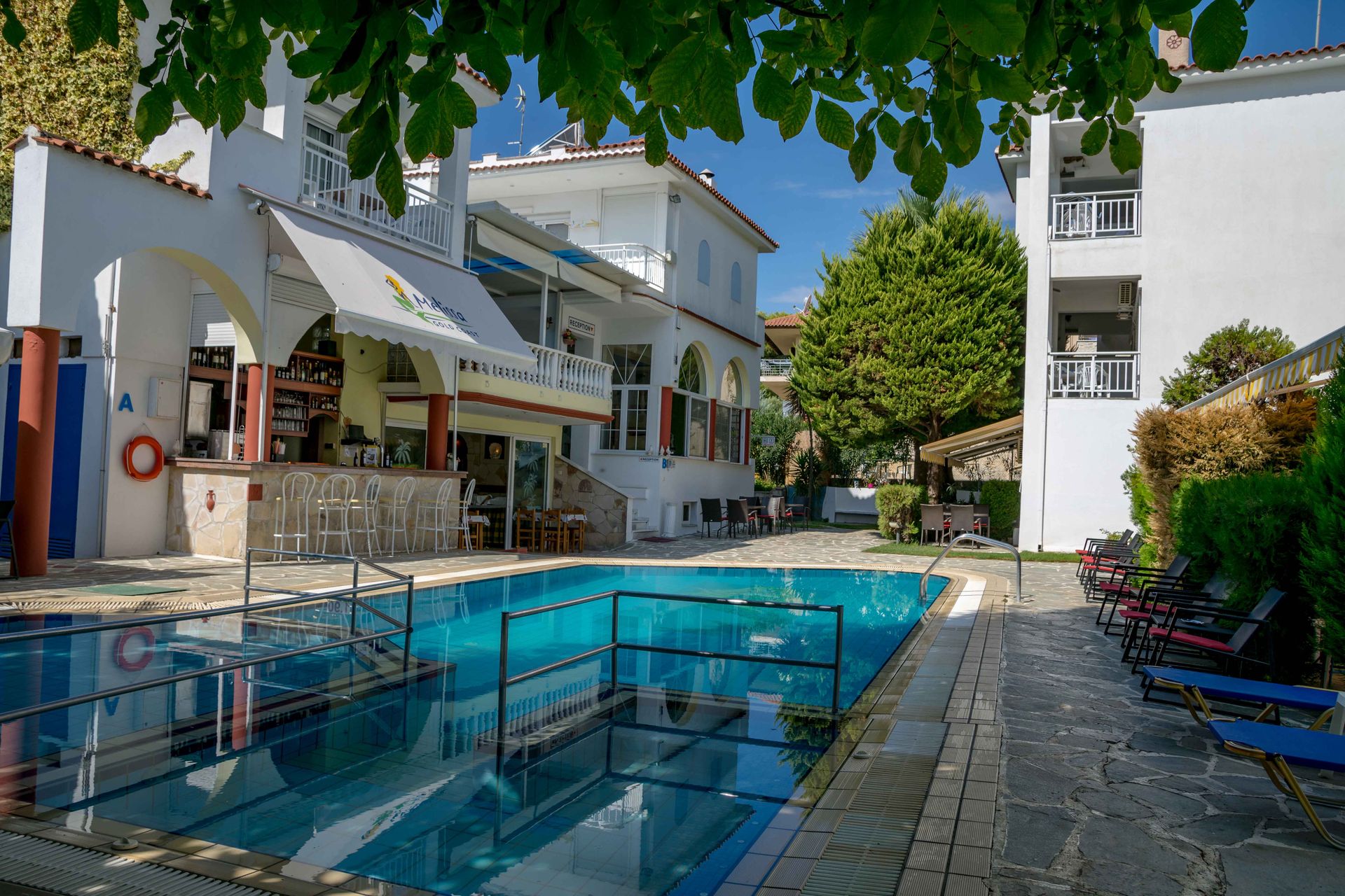 Mellisa gold coast hotel bazen i bar kod bazena .jpg