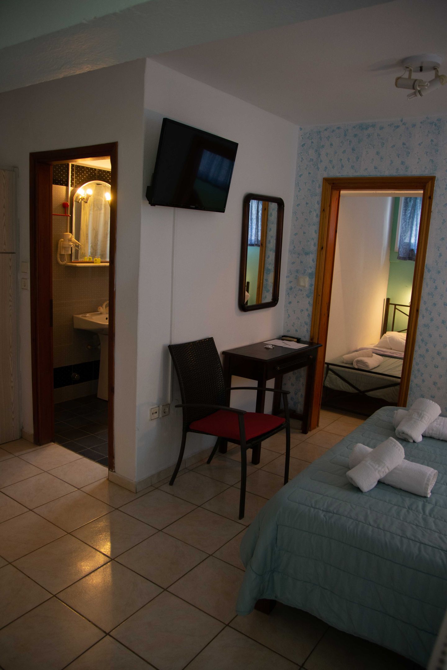 Mellisa gold coast hotel family soba spavaća, dnevna i kupatilo.jpg