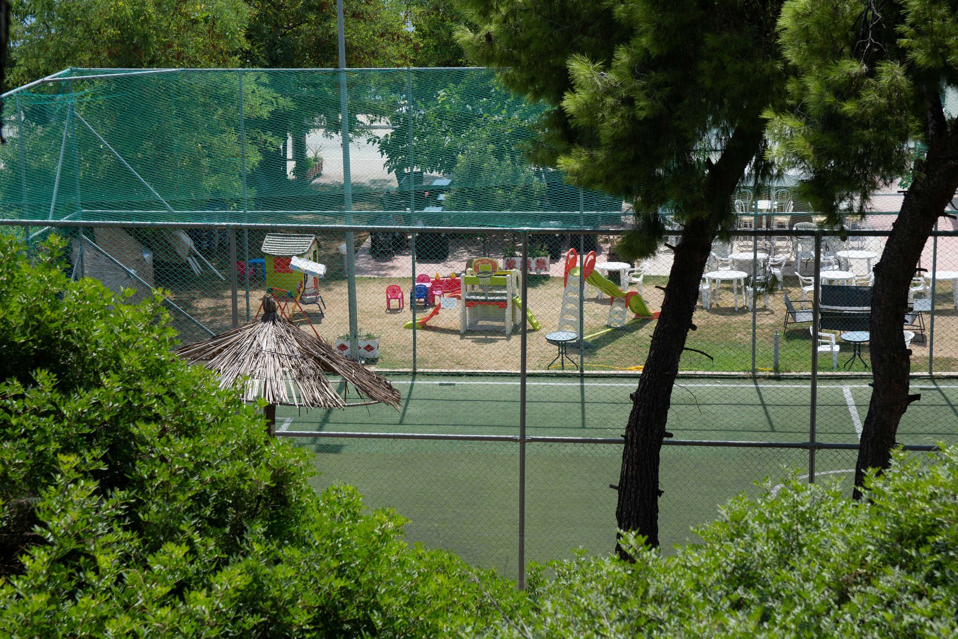Mellisa gold coast hotel teniski teren i igralište.jpg