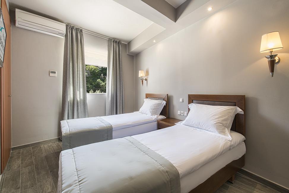 Hotel Albatros standard room.jpg