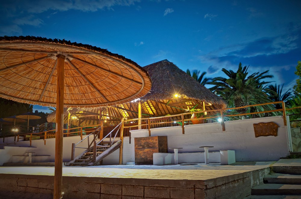 Mendi hotel bar na plaži.jpg