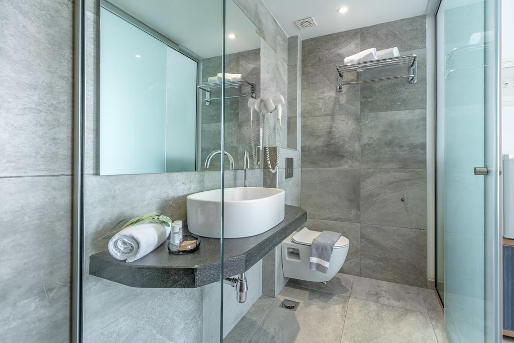 Hotel Mesogeios bathroom 1.jpg