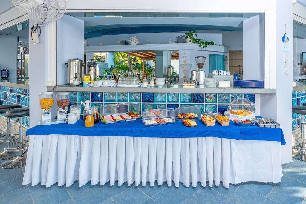 Hotel Mesogeios restaurant 1.jpg