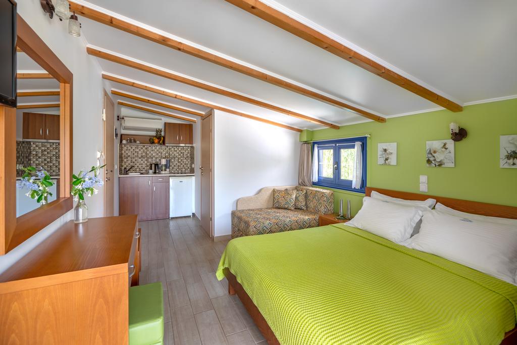 Hotel Mesogeios standard room 4.jpg