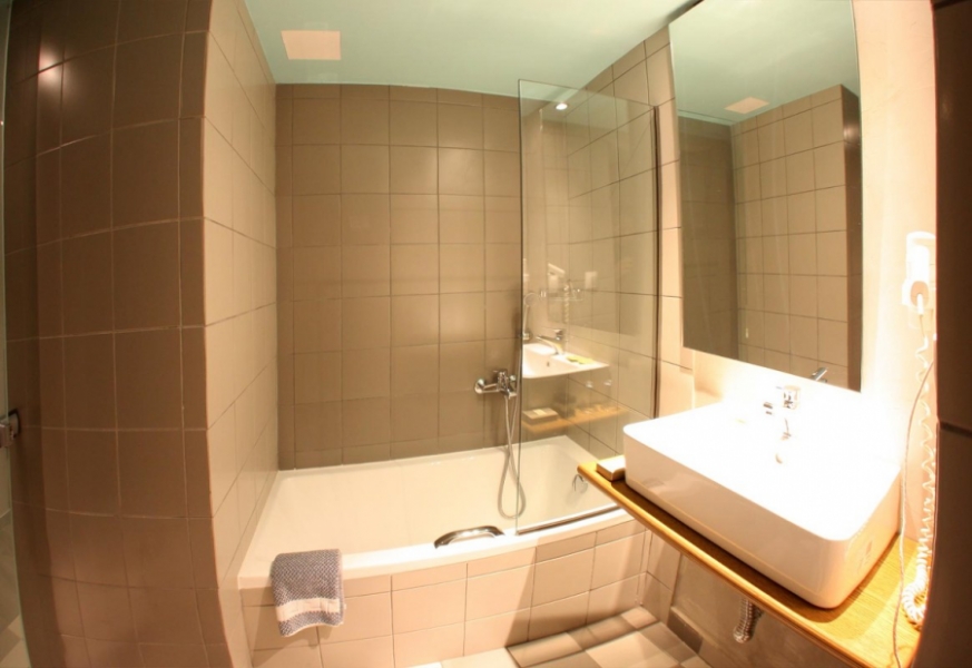 Hotel Metroplitan  bathroom 1.jpg