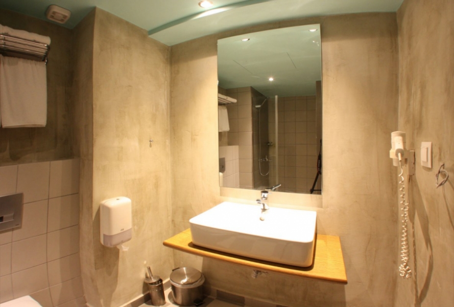 Hotel Metroplitan  bathroom.jpg